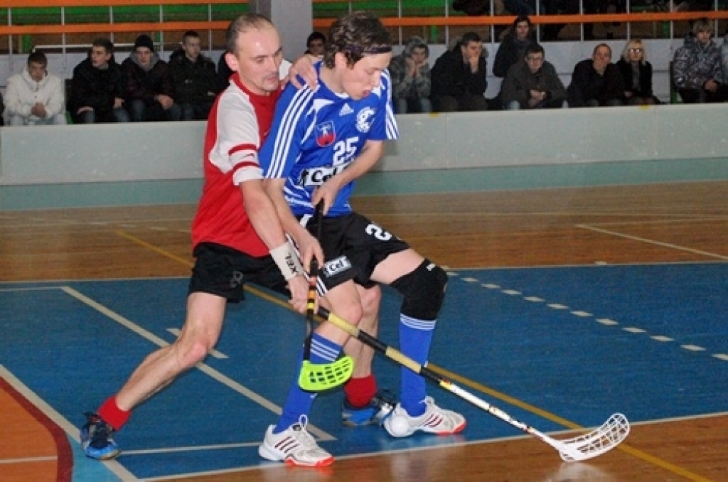 Latvijas florbola virslīgas spēlē 15. janvārī Bauskā, sporta namā «Mēmele», līdzjutējus gaidīja «saldais ēdiens» – viena no līderkomandām, Normunda Gruncka trenētā Cēsu «Lekrings», knapi izglābās no zaudējuma Bauskā.
Autors: Uldis Varnevičs