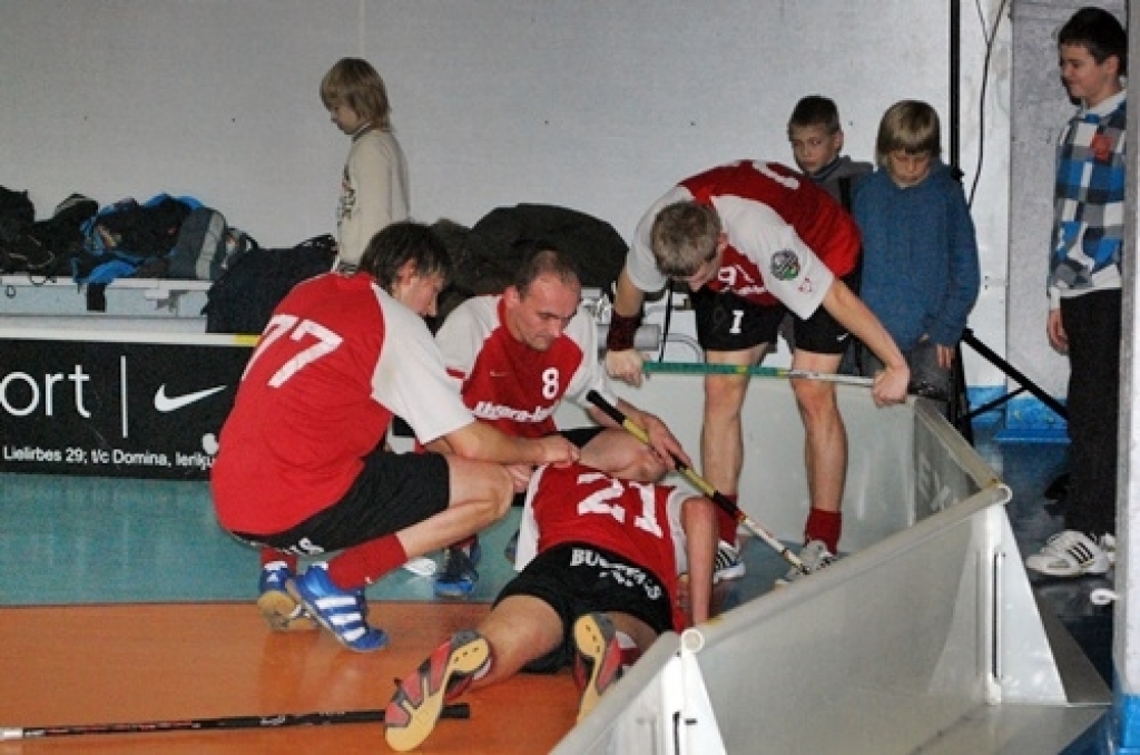 Latvijas florbola virslīgas spēlē 15. janvārī Bauskā, sporta namā «Mēmele», līdzjutējus gaidīja «saldais ēdiens» – viena no līderkomandām, Normunda Gruncka trenētā Cēsu «Lekrings», knapi izglābās no zaudējuma Bauskā.
Autors: Uldis Varnevičs