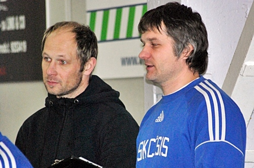 Latvijas florbola virslīgas spēlē 15. janvārī Bauskā, sporta namā «Mēmele», līdzjutējus gaidīja «saldais ēdiens» – viena no līderkomandām, Normunda Gruncka trenētā Cēsu «Lekrings», knapi izglābās no zaudējuma Bauskā.
Autors: Uldis Varnevičs