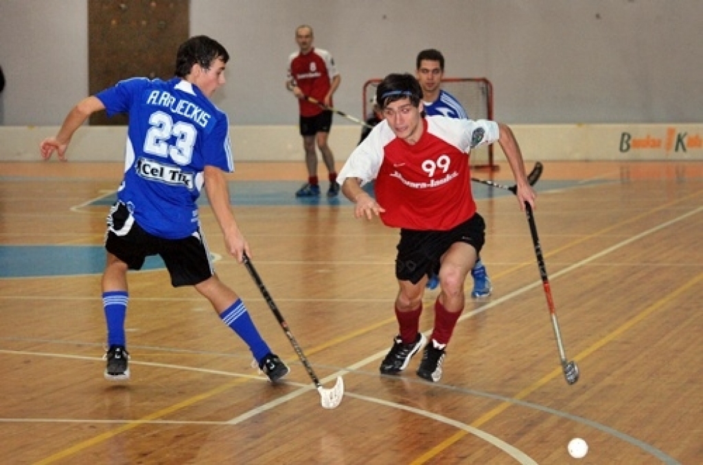Latvijas florbola virslīgas spēlē 15. janvārī Bauskā, sporta namā «Mēmele», līdzjutējus gaidīja «saldais ēdiens» – viena no līderkomandām, Normunda Gruncka trenētā Cēsu «Lekrings», knapi izglābās no zaudējuma Bauskā.
Autors: Uldis Varnevičs