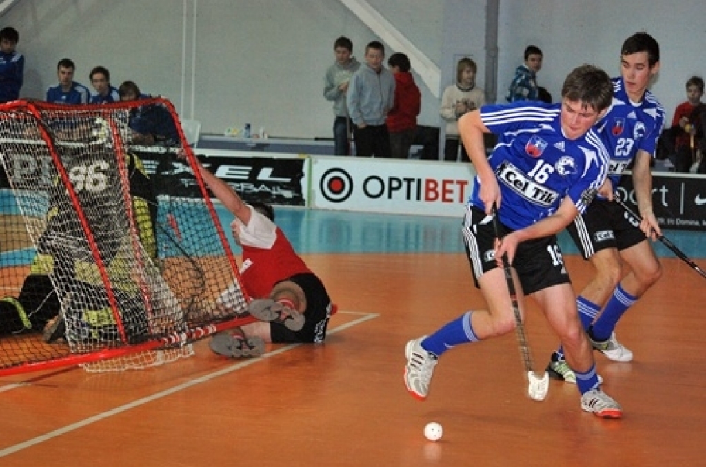 Latvijas florbola virslīgas spēlē 15. janvārī Bauskā, sporta namā «Mēmele», līdzjutējus gaidīja «saldais ēdiens» – viena no līderkomandām, Normunda Gruncka trenētā Cēsu «Lekrings», knapi izglābās no zaudējuma Bauskā.
Autors: Uldis Varnevičs