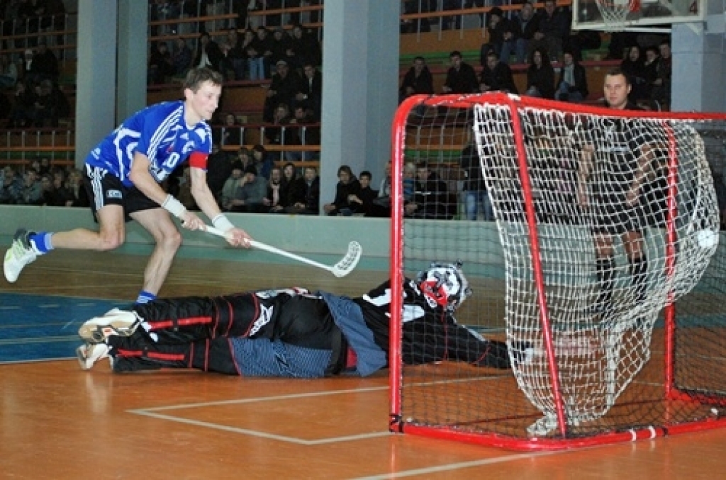 Latvijas florbola virslīgas spēlē 15. janvārī Bauskā, sporta namā «Mēmele», līdzjutējus gaidīja «saldais ēdiens» – viena no līderkomandām, Normunda Gruncka trenētā Cēsu «Lekrings», knapi izglābās no zaudējuma Bauskā.
Autors: Uldis Varnevičs