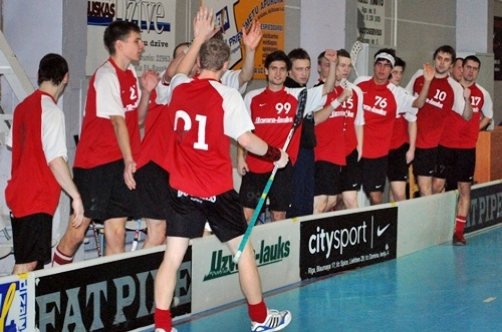 Latvijas florbola virslīgas spēlē 15. janvārī Bauskā, sporta namā «Mēmele», līdzjutējus gaidīja «saldais ēdiens» – viena no līderkomandām, Normunda Gruncka trenētā Cēsu «Lekrings», knapi izglābās no zaudējuma Bauskā.
Autors: Uldis Varnevičs