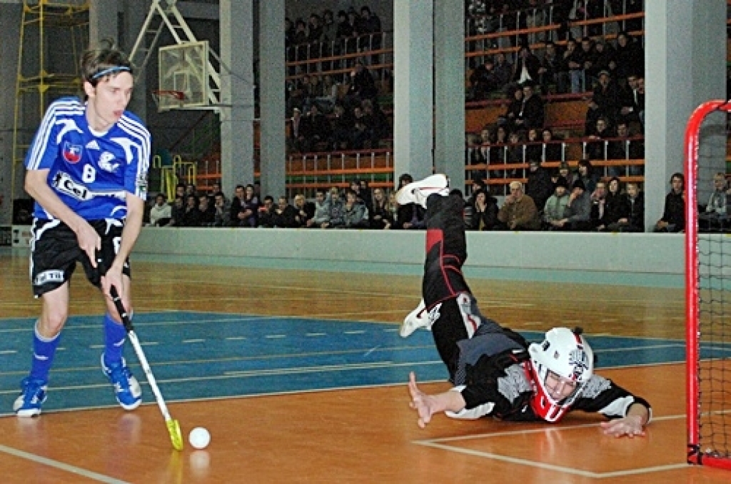 Latvijas florbola virslīgas spēlē 15. janvārī Bauskā, sporta namā «Mēmele», līdzjutējus gaidīja «saldais ēdiens» – viena no līderkomandām, Normunda Gruncka trenētā Cēsu «Lekrings», knapi izglābās no zaudējuma Bauskā.
Autors: Uldis Varnevičs