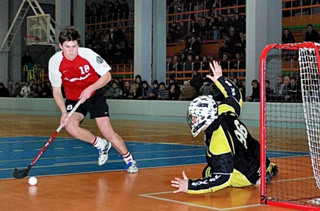Latvijas florbola virslīgas spēlē 15. janvārī Bauskā, sporta namā «Mēmele», līdzjutējus gaidīja «saldais ēdiens» – viena no līderkomandām, Normunda Gruncka trenētā Cēsu «Lekrings», knapi izglābās no zaudējuma Bauskā.
Autors: Uldis Varnevičs