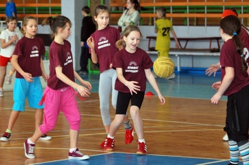 Bauskas novada Bērnu un jaunatnes sporta skola nedēļas nogalē organizēja sacensības tautas bumbā 1999. un 2000. gadā dzimušiem skolēniem.
Autors: Uldis Varnevičs