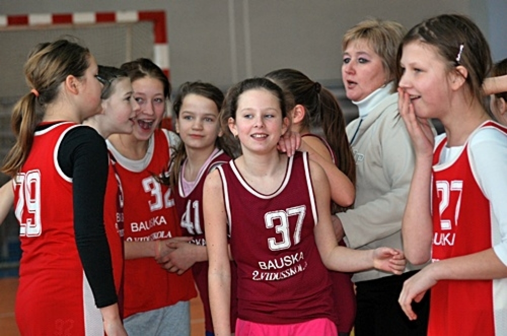 Bauskas novada Bērnu un jaunatnes sporta skola nedēļas nogalē organizēja sacensības tautas bumbā 1999. un 2000. gadā dzimušiem skolēniem.
Autors: Uldis Varnevičs