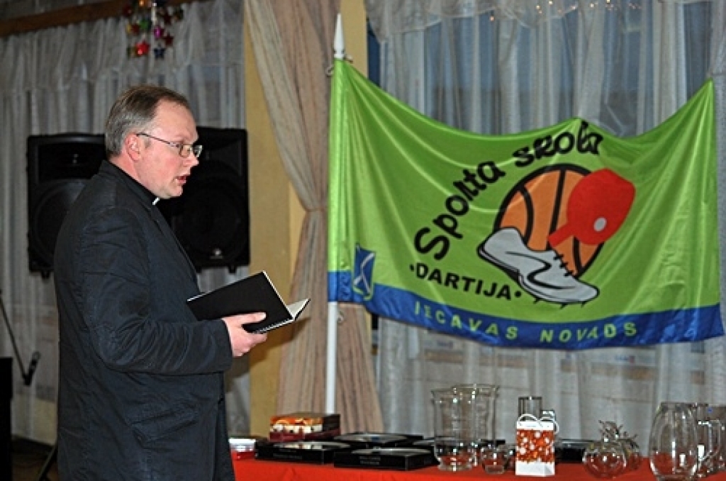 10. janvāra vakarā sporta skolas «Dartija» telpās pulcējās aktīvā dzīvesveida piekritēji. Mācītājs Rolands Radziņš iesvētīja sporta skolas «Dartija» jauno karogu. Pasākuma laikā sporta skolas direktore Baiba Gāga pateicās arī sacensību un...
Autors: Uldis Varnevičs