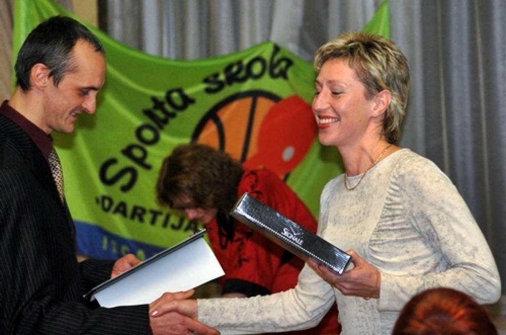 10. janvāra vakarā sporta skolas «Dartija» telpās pulcējās aktīvā dzīvesveida piekritēji. Mācītājs Rolands Radziņš iesvētīja sporta skolas «Dartija» jauno karogu. Pasākuma laikā sporta skolas direktore Baiba Gāga pateicās arī sacensību un...
Autors: Uldis Varnevičs