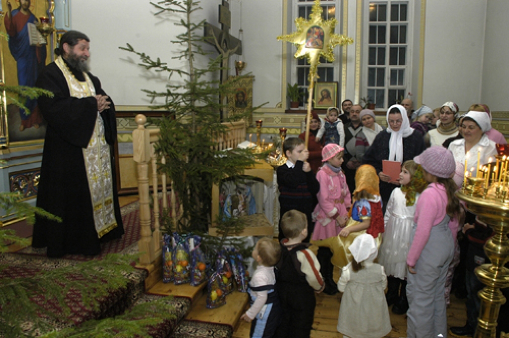 Ziemassvētki un cikls, ko dēvē par svētajām dienām, pareizticīgajiem turpināsies līdz janvāra otrajai pusei. Ar fotoattēlu palīdzību piedāvājam ielūkoties Ziemsvētku vakara dievkalpojumā, kas 6.janvārī Bauskas Svētā Georgija pareizticīgo...
Autors: Ivars Bogdanovs