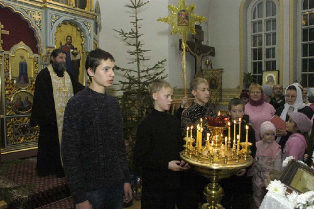 Ziemassvētki un cikls, ko dēvē par svētajām dienām, pareizticīgajiem turpināsies līdz janvāra otrajai pusei. Ar fotoattēlu palīdzību piedāvājam ielūkoties Ziemsvētku vakara dievkalpojumā, kas 6.janvārī Bauskas Svētā Georgija pareizticīgo...
Autors: Ivars Bogdanovs