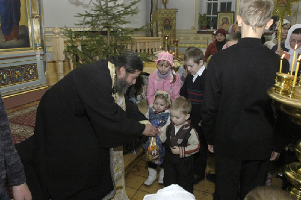Ziemassvētki un cikls, ko dēvē par svētajām dienām, pareizticīgajiem turpināsies līdz janvāra otrajai pusei. Ar fotoattēlu palīdzību piedāvājam ielūkoties Ziemsvētku vakara dievkalpojumā, kas 6.janvārī Bauskas Svētā Georgija pareizticīgo...
Autors: Ivars Bogdanovs