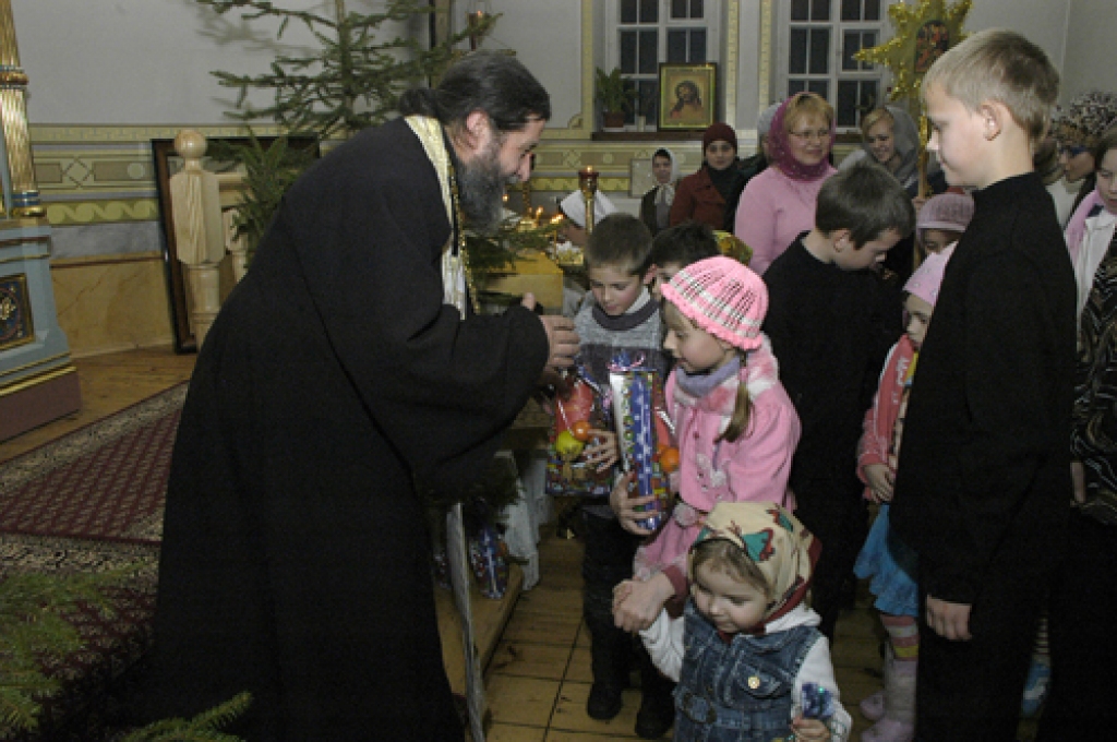 Ziemassvētki un cikls, ko dēvē par svētajām dienām, pareizticīgajiem turpināsies līdz janvāra otrajai pusei. Ar fotoattēlu palīdzību piedāvājam ielūkoties Ziemsvētku vakara dievkalpojumā, kas 6.janvārī Bauskas Svētā Georgija pareizticīgo...
Autors: Ivars Bogdanovs