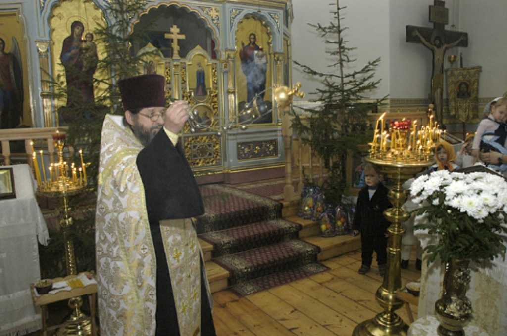 Ziemassvētki un cikls, ko dēvē par svētajām dienām, pareizticīgajiem turpināsies līdz janvāra otrajai pusei. Ar fotoattēlu palīdzību piedāvājam ielūkoties Ziemsvētku vakara dievkalpojumā, kas 6.janvārī Bauskas Svētā Georgija pareizticīgo...
Autors: Ivars Bogdanovs