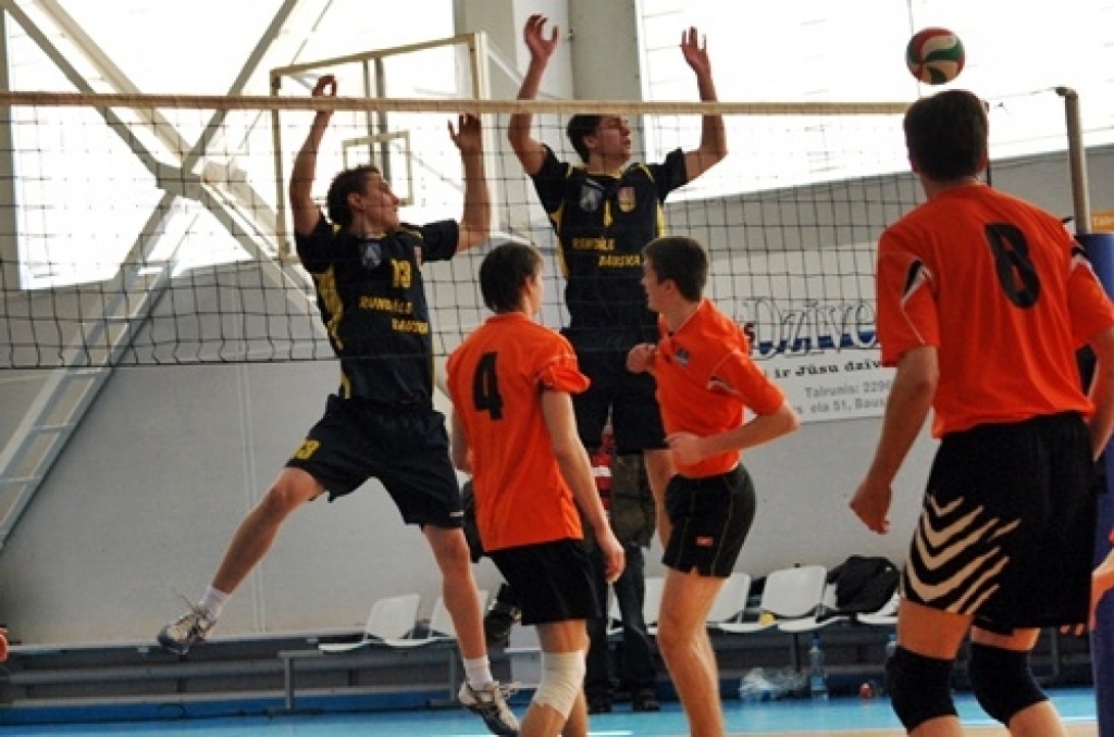 Svētdien, 27. februārī, mājas spēlē sporta namā «Mēmele» volejbola klubs «Rundāle-Bauska» ar rezultātu 3:1 (20;24;-19;22) pārspēja viesus «Daugavpils BJSS» komandu.
«Pirmās līgas sezona diemžēl ir beigusies. Otrajā aplī sakārtojām spēli,...
Autors: Uldis Varnevičs