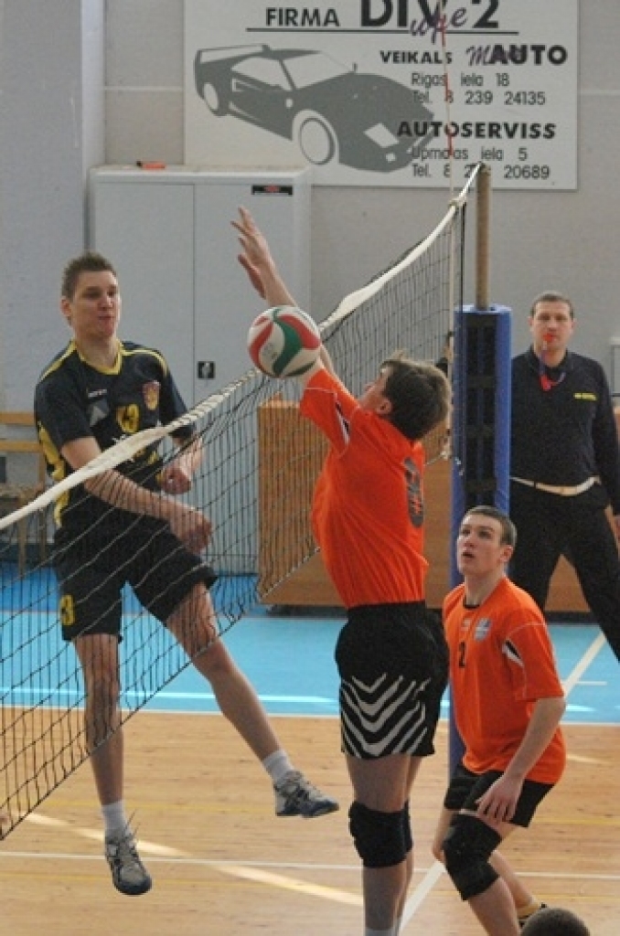Svētdien, 27. februārī, mājas spēlē sporta namā «Mēmele» volejbola klubs «Rundāle-Bauska» ar rezultātu 3:1 (20;24;-19;22) pārspēja viesus «Daugavpils BJSS» komandu.
«Pirmās līgas sezona diemžēl ir beigusies. Otrajā aplī sakārtojām spēli,...
Autors: Uldis Varnevičs