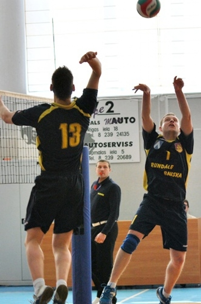 Svētdien, 27. februārī, mājas spēlē sporta namā «Mēmele» volejbola klubs «Rundāle-Bauska» ar rezultātu 3:1 (20;24;-19;22) pārspēja viesus «Daugavpils BJSS» komandu.
«Pirmās līgas sezona diemžēl ir beigusies. Otrajā aplī sakārtojām spēli,...
Autors: Uldis Varnevičs