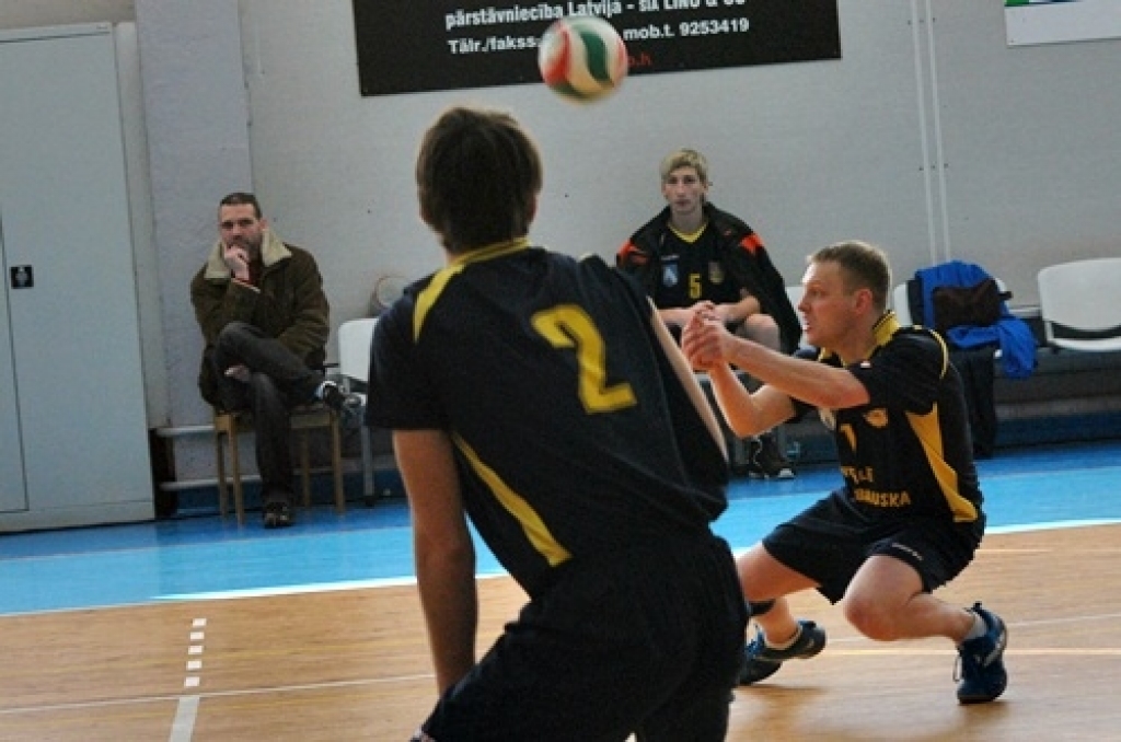 Svētdien, 27. februārī, mājas spēlē sporta namā «Mēmele» volejbola klubs «Rundāle-Bauska» ar rezultātu 3:1 (20;24;-19;22) pārspēja viesus «Daugavpils BJSS» komandu.
«Pirmās līgas sezona diemžēl ir beigusies. Otrajā aplī sakārtojām spēli,...
Autors: Uldis Varnevičs