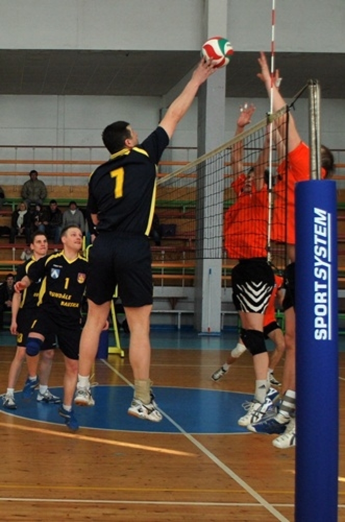Svētdien, 27. februārī, mājas spēlē sporta namā «Mēmele» volejbola klubs «Rundāle-Bauska» ar rezultātu 3:1 (20;24;-19;22) pārspēja viesus «Daugavpils BJSS» komandu.
«Pirmās līgas sezona diemžēl ir beigusies. Otrajā aplī sakārtojām spēli,...
Autors: Uldis Varnevičs