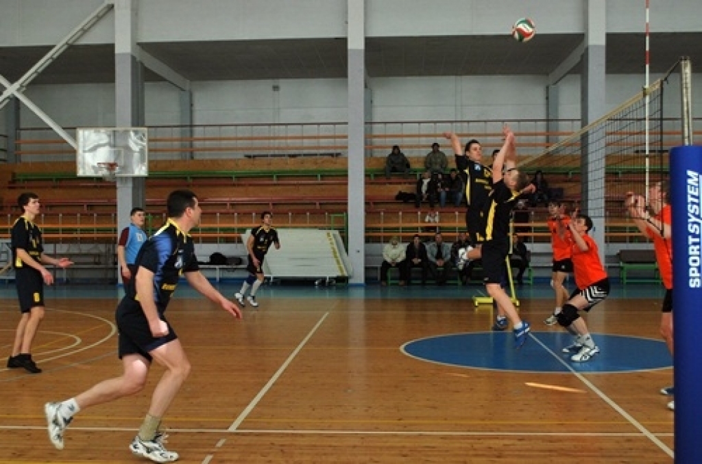Svētdien, 27. februārī, mājas spēlē sporta namā «Mēmele» volejbola klubs «Rundāle-Bauska» ar rezultātu 3:1 (20;24;-19;22) pārspēja viesus «Daugavpils BJSS» komandu.
«Pirmās līgas sezona diemžēl ir beigusies. Otrajā aplī sakārtojām spēli,...
Autors: Uldis Varnevičs