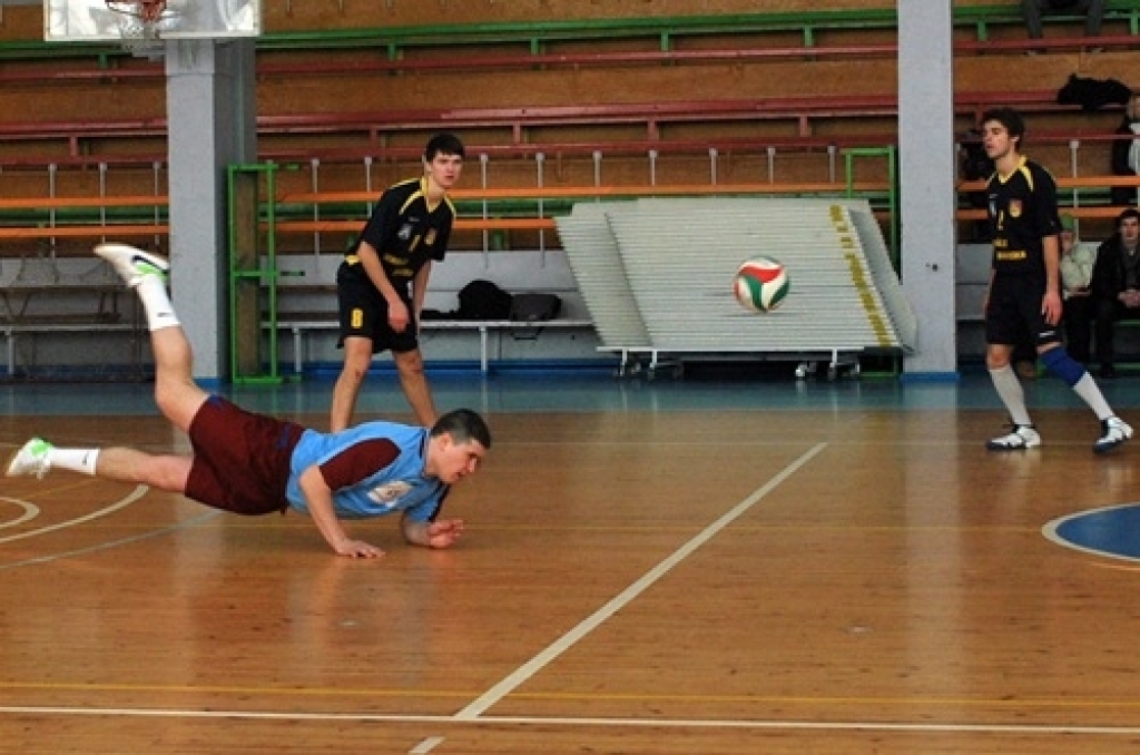 Svētdien, 27. februārī, mājas spēlē sporta namā «Mēmele» volejbola klubs «Rundāle-Bauska» ar rezultātu 3:1 (20;24;-19;22) pārspēja viesus «Daugavpils BJSS» komandu.
«Pirmās līgas sezona diemžēl ir beigusies. Otrajā aplī sakārtojām spēli,...
Autors: Uldis Varnevičs
