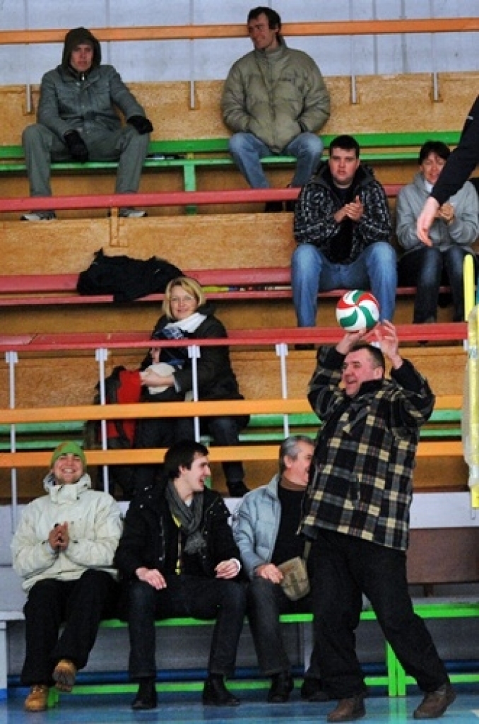 Svētdien, 27. februārī, mājas spēlē sporta namā «Mēmele» volejbola klubs «Rundāle-Bauska» ar rezultātu 3:1 (20;24;-19;22) pārspēja viesus «Daugavpils BJSS» komandu.
«Pirmās līgas sezona diemžēl ir beigusies. Otrajā aplī sakārtojām spēli,...
Autors: Uldis Varnevičs