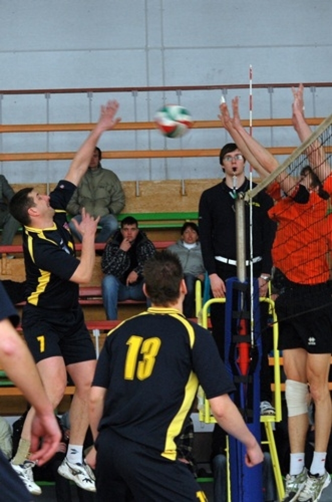 Svētdien, 27. februārī, mājas spēlē sporta namā «Mēmele» volejbola klubs «Rundāle-Bauska» ar rezultātu 3:1 (20;24;-19;22) pārspēja viesus «Daugavpils BJSS» komandu.
«Pirmās līgas sezona diemžēl ir beigusies. Otrajā aplī sakārtojām spēli,...
Autors: Uldis Varnevičs