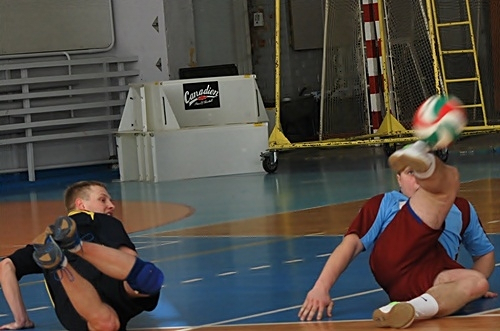 Svētdien, 27. februārī, mājas spēlē sporta namā «Mēmele» volejbola klubs «Rundāle-Bauska» ar rezultātu 3:1 (20;24;-19;22) pārspēja viesus «Daugavpils BJSS» komandu.
«Pirmās līgas sezona diemžēl ir beigusies. Otrajā aplī sakārtojām spēli,...
Autors: Uldis Varnevičs
