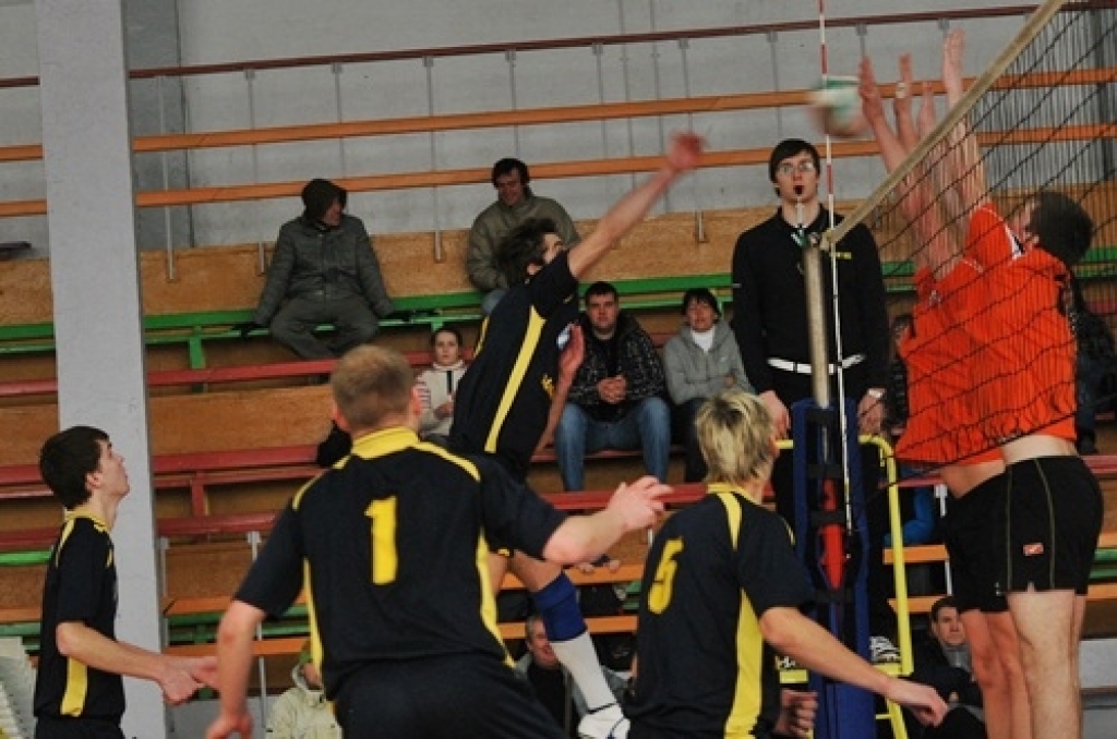 Svētdien, 27. februārī, mājas spēlē sporta namā «Mēmele» volejbola klubs «Rundāle-Bauska» ar rezultātu 3:1 (20;24;-19;22) pārspēja viesus «Daugavpils BJSS» komandu.
«Pirmās līgas sezona diemžēl ir beigusies. Otrajā aplī sakārtojām spēli,...
Autors: Uldis Varnevičs