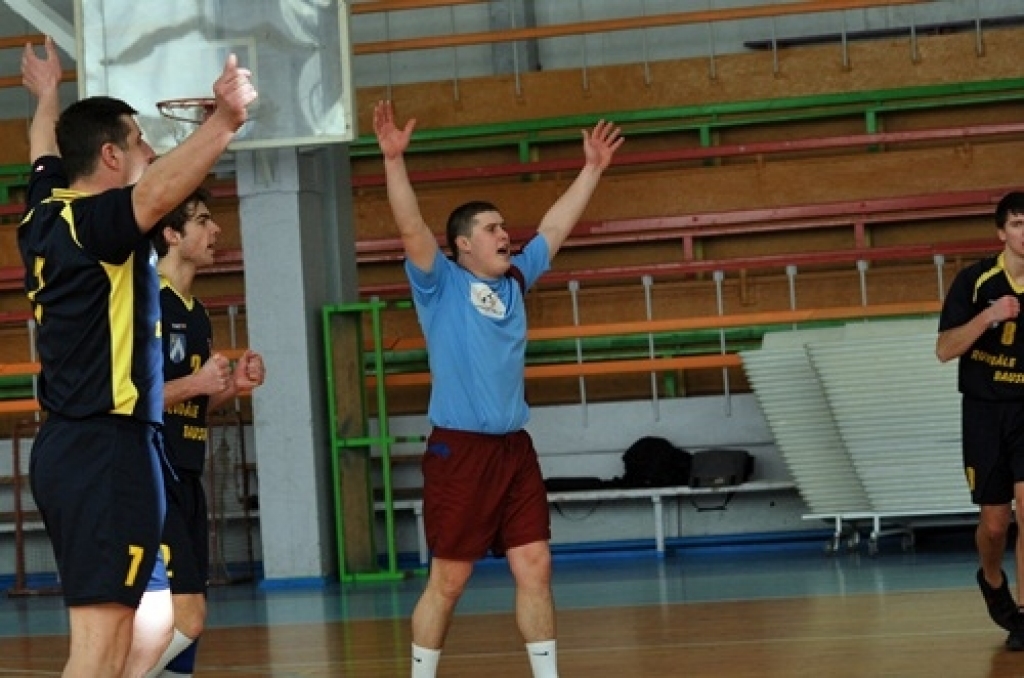 Svētdien, 27. februārī, mājas spēlē sporta namā «Mēmele» volejbola klubs «Rundāle-Bauska» ar rezultātu 3:1 (20;24;-19;22) pārspēja viesus «Daugavpils BJSS» komandu.
«Pirmās līgas sezona diemžēl ir beigusies. Otrajā aplī sakārtojām spēli,...
Autors: Uldis Varnevičs