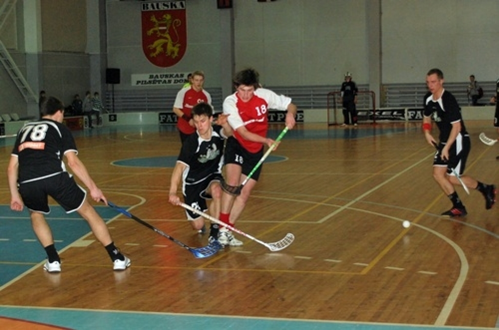 Mājas spēlē, ar rezultātu 5:4 pagarinājumā uzvarot «Talsi/Triobet» komandu, florbola klubs «Bauska» 26. februārī spēra plašu soli pretim uzvarai izslēgšanas spēļu pirmajā kārtā. Pēc uzvaras baušķenieki skatītāju priekšā metās «līdaciņā» –...
Autors: Uldis Varnevičs