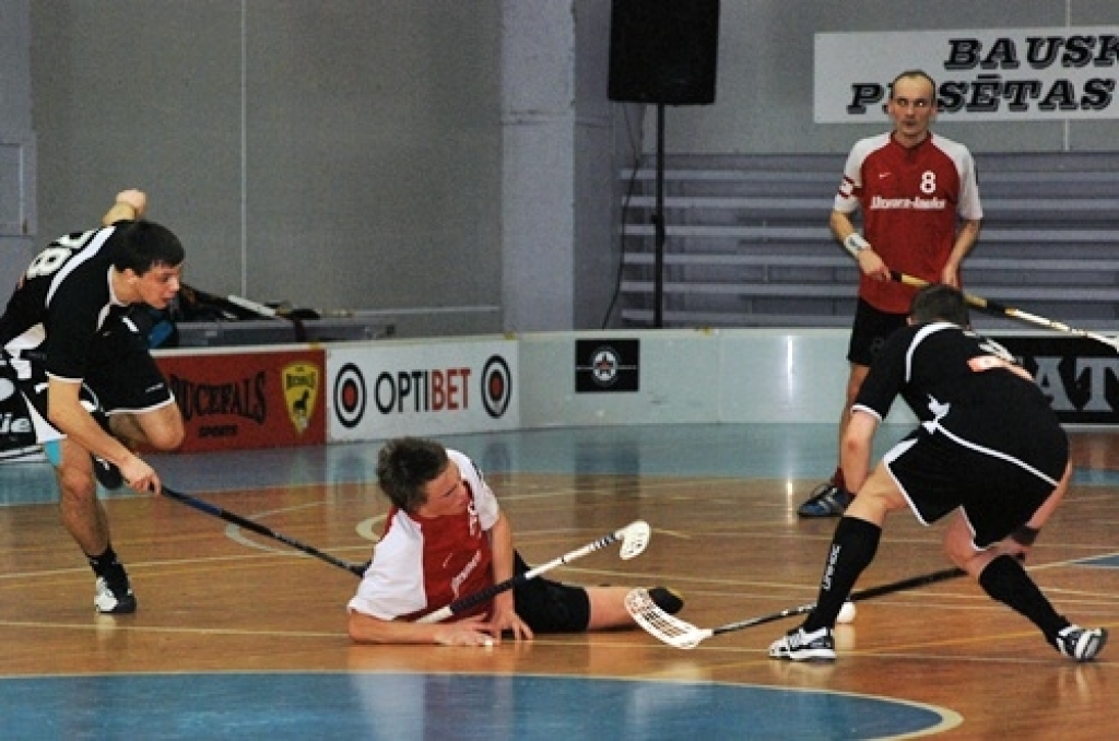 Mājas spēlē, ar rezultātu 5:4 pagarinājumā uzvarot «Talsi/Triobet» komandu, florbola klubs «Bauska» 26. februārī spēra plašu soli pretim uzvarai izslēgšanas spēļu pirmajā kārtā. Pēc uzvaras baušķenieki skatītāju priekšā metās «līdaciņā» –...
Autors: Uldis Varnevičs