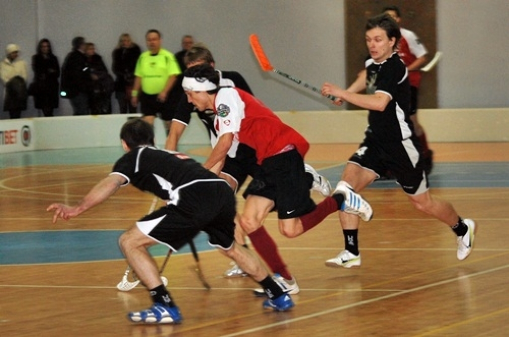 Mājas spēlē, ar rezultātu 5:4 pagarinājumā uzvarot «Talsi/Triobet» komandu, florbola klubs «Bauska» 26. februārī spēra plašu soli pretim uzvarai izslēgšanas spēļu pirmajā kārtā. Pēc uzvaras baušķenieki skatītāju priekšā metās «līdaciņā» –...
Autors: Uldis Varnevičs