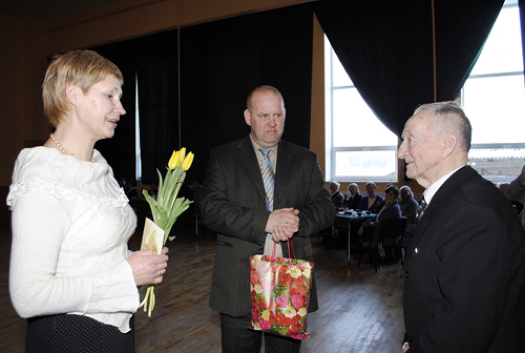 Kurmenes pagasta vecākās paaudzes iedzīvotāji katru gadu tiekas viņiem veltītā sarīkojumā. 24. februārī vietējā tautas namā sumināja seniorus, kuri pērn svinējuši apaļas jubilejas. Īpašus sveicienus saņēma ilggadējais mežsargs Pēteris...
Autors: Juris Iļņickis