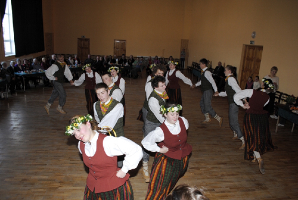 Kurmenes pagasta vecākās paaudzes iedzīvotāji katru gadu tiekas viņiem veltītā sarīkojumā. 24. februārī vietējā tautas namā sumināja seniorus, kuri pērn svinējuši apaļas jubilejas. Īpašus sveicienus saņēma ilggadējais mežsargs Pēteris...
Autors: Juris Iļņickis