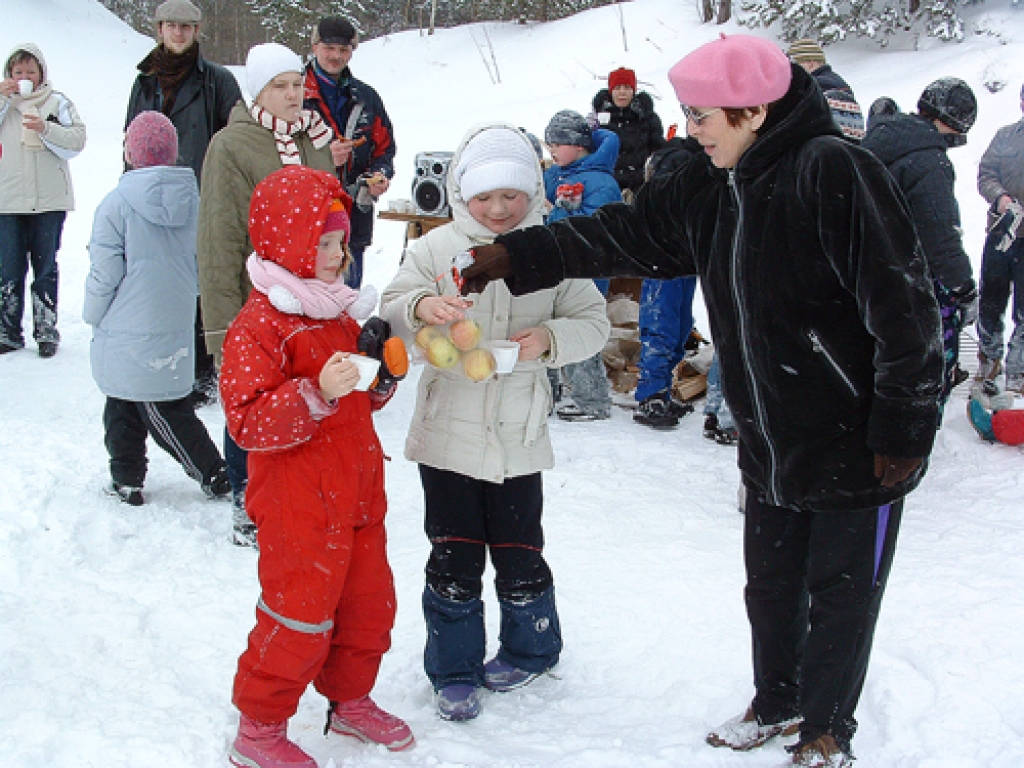 Izpriecas uz kalna Vecumnieku novada pašvaldības organizētajā Veselības dienā sestdien, 12. februārī, baudīja ap 50 bērnu un pieaugušo no Vecumnieku un Stelpes pagasta. Traukšanās no kalniņa ar ragaviņām, šļūcampannām un plēvi sagādāja...
