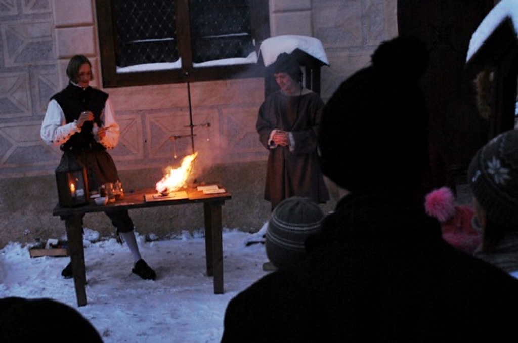 Aptuveni 40 skatītāju Bauskas pilī 12. februārī vēroja alķīmijas paraugdemonstrējumus. Pils darbinieki bija sarīkojuši Senā dzīvesveida skolas kārtējās nodarbības.
Sestdien Bauskas pilī viduslaiku noskaņojumā Latvijas Universitātes Ķīmijas...
Autors: Uldis Varnevičs