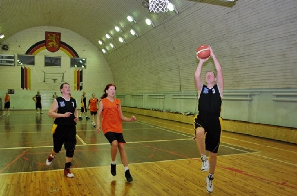 Bauskas novada sporta centra «Mēmele» kausa izcīņā basketbolā veterāniem noslēgumam tuvojas otrā apļa spēles. Vadībā ir Iecavas veterānu komanda. 

Turnīrs sākās 2010. gada oktobrī. Kopā piedalās sešas komandas – Iecava, Bauska, Gailīši,...
Autors: Uldis Varnevičs