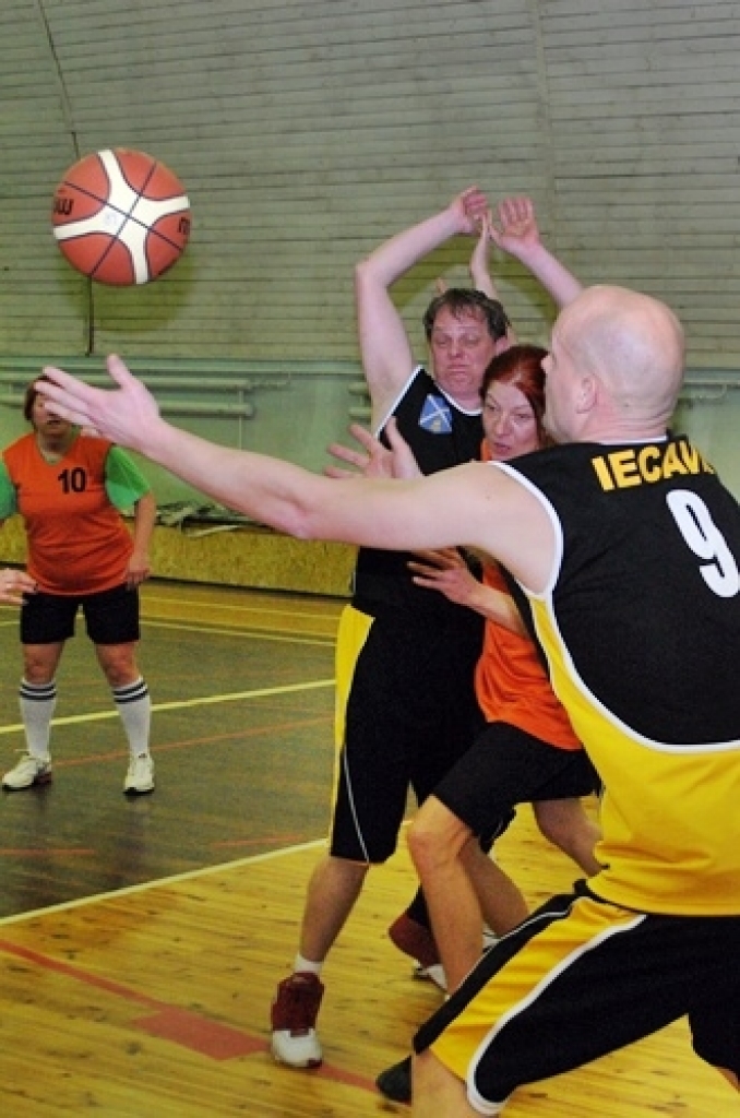 Bauskas novada sporta centra «Mēmele» kausa izcīņā basketbolā veterāniem noslēgumam tuvojas otrā apļa spēles. Vadībā ir Iecavas veterānu komanda.
Turnīrs sākās 2010. gada oktobrī. Kopā piedalās sešas komandas – Iecava, Bauska, Gailīši,...
Autors: Uldis Varnevičs