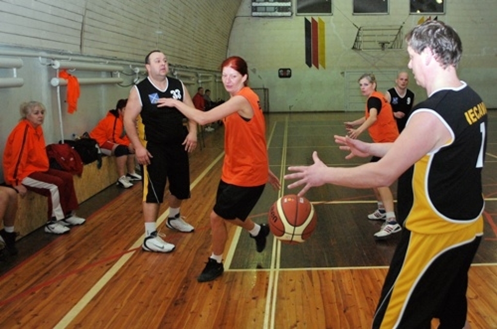 Bauskas novada sporta centra «Mēmele» kausa izcīņā basketbolā veterāniem noslēgumam tuvojas otrā apļa spēles. Vadībā ir Iecavas veterānu komanda.
Turnīrs sākās 2010. gada oktobrī. Kopā piedalās sešas komandas – Iecava, Bauska, Gailīši,...
Autors: Uldis Varnevičs