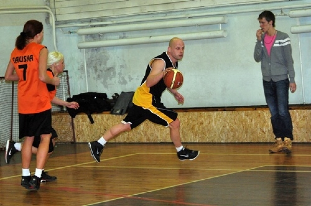 Bauskas novada sporta centra «Mēmele» kausa izcīņā basketbolā veterāniem noslēgumam tuvojas otrā apļa spēles. Vadībā ir Iecavas veterānu komanda.
Turnīrs sākās 2010. gada oktobrī. Kopā piedalās sešas komandas – Iecava, Bauska, Gailīši,...
Autors: Uldis Varnevičs