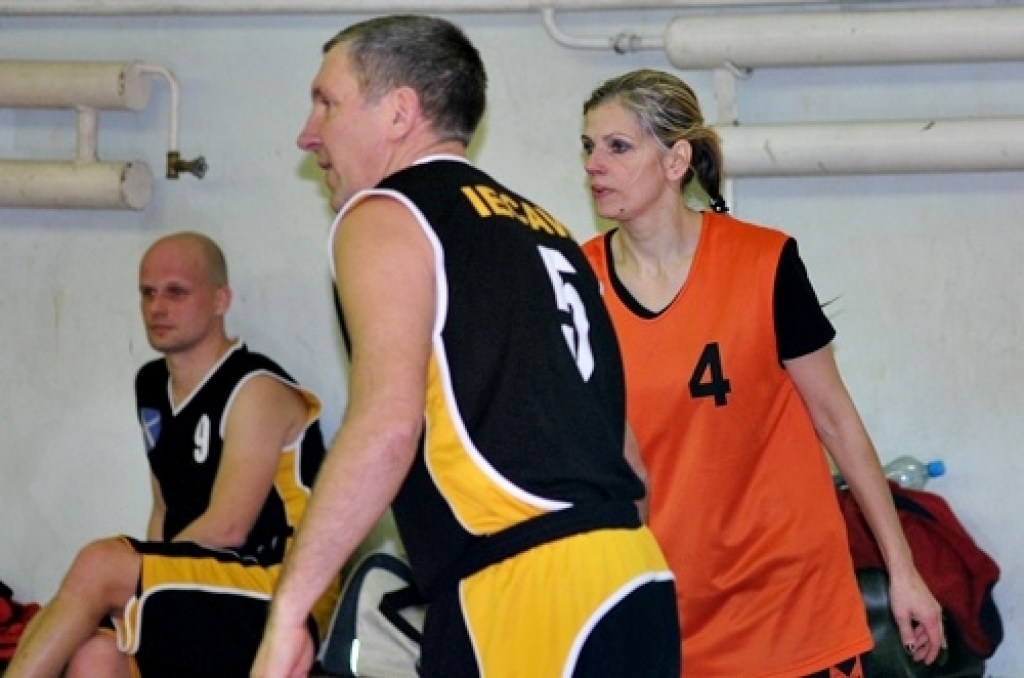 Bauskas novada sporta centra «Mēmele» kausa izcīņā basketbolā veterāniem noslēgumam tuvojas otrā apļa spēles. Vadībā ir Iecavas veterānu komanda.
Turnīrs sākās 2010. gada oktobrī. Kopā piedalās sešas komandas – Iecava, Bauska, Gailīši,...
Autors: Uldis Varnevičs