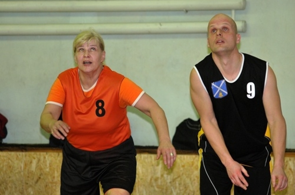 Bauskas novada sporta centra «Mēmele» kausa izcīņā basketbolā veterāniem noslēgumam tuvojas otrā apļa spēles. Vadībā ir Iecavas veterānu komanda.
Turnīrs sākās 2010. gada oktobrī. Kopā piedalās sešas komandas – Iecava, Bauska, Gailīši,...
Autors: Uldis Varnevičs