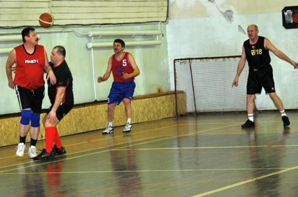 Bauskas novada sporta centra «Mēmele» kausa izcīņā basketbolā veterāniem noslēgumam tuvojas otrā apļa spēles. Vadībā ir Iecavas veterānu komanda.
Turnīrs sākās 2010. gada oktobrī. Kopā piedalās sešas komandas – Iecava, Bauska, Gailīši,...
Autors: Uldis Varnevičs