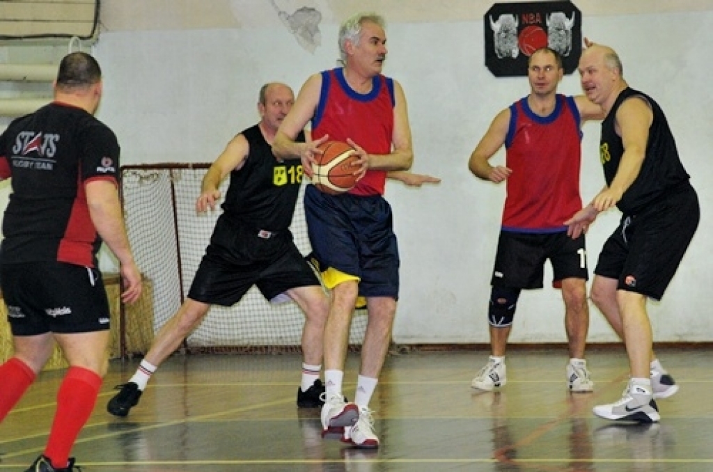 Bauskas novada sporta centra «Mēmele» kausa izcīņā basketbolā veterāniem noslēgumam tuvojas otrā apļa spēles. Vadībā ir Iecavas veterānu komanda.
Turnīrs sākās 2010. gada oktobrī. Kopā piedalās sešas komandas – Iecava, Bauska, Gailīši,...
Autors: Uldis Varnevičs