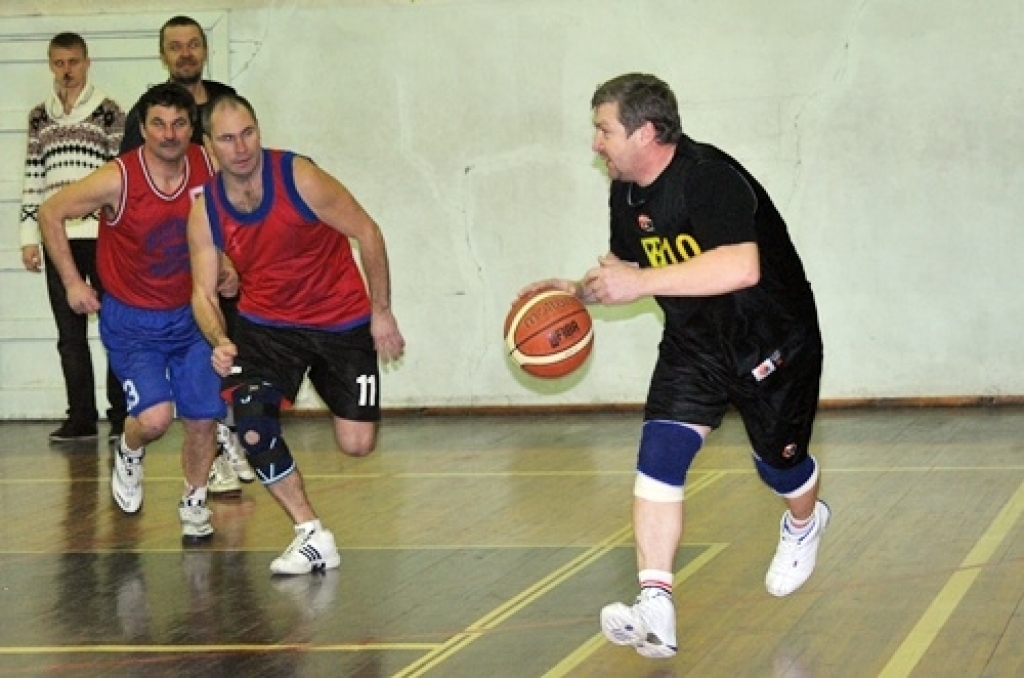 Bauskas novada sporta centra «Mēmele» kausa izcīņā basketbolā veterāniem noslēgumam tuvojas otrā apļa spēles. Vadībā ir Iecavas veterānu komanda.
Turnīrs sākās 2010. gada oktobrī. Kopā piedalās sešas komandas – Iecava, Bauska, Gailīši,...
Autors: Uldis Varnevičs