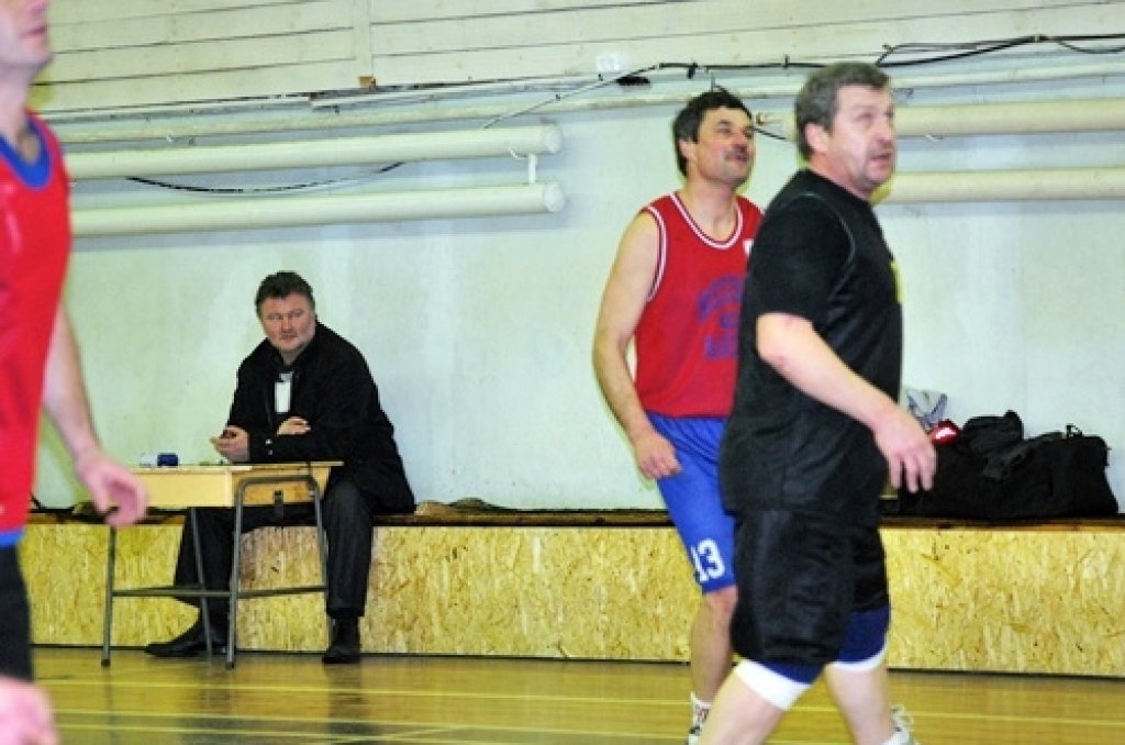 Bauskas novada sporta centra «Mēmele» kausa izcīņā basketbolā veterāniem noslēgumam tuvojas otrā apļa spēles. Vadībā ir Iecavas veterānu komanda.
Turnīrs sākās 2010. gada oktobrī. Kopā piedalās sešas komandas – Iecava, Bauska, Gailīši,...
Autors: Uldis Varnevičs