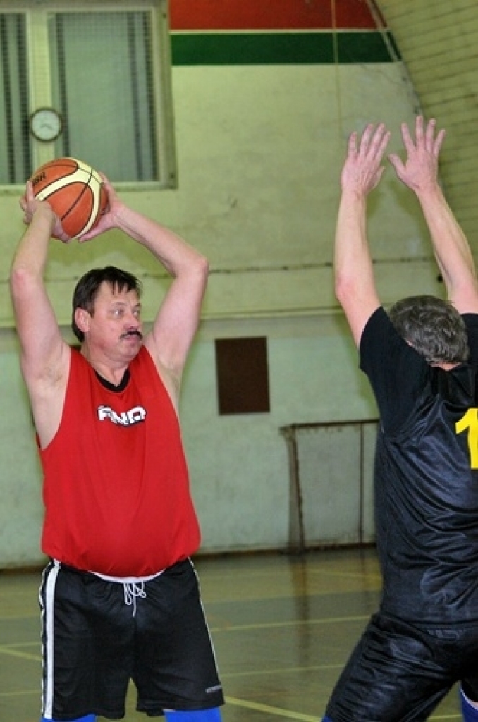 Bauskas novada sporta centra «Mēmele» kausa izcīņā basketbolā veterāniem noslēgumam tuvojas otrā apļa spēles. Vadībā ir Iecavas veterānu komanda.
Turnīrs sākās 2010. gada oktobrī. Kopā piedalās sešas komandas – Iecava, Bauska, Gailīši,...
Autors: Uldis Varnevičs