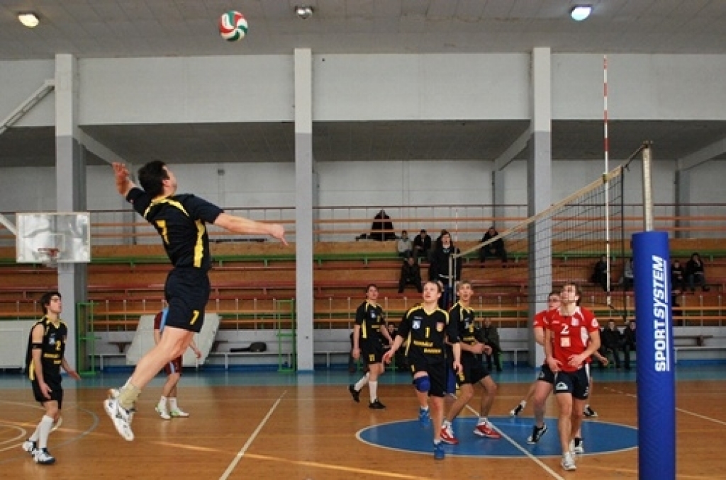 Skaistu spēli savās mājās līdzjutējiem rādīja volejbola klubs «Rundāle-Bauska», kas 6. februārī sporta namā «Mēmele» pārspēja «Kuldīgas NSS» komandu ar 3:2.
«Rundāle-Bauska» turpina cīnīties par astoto vietu Latvijas volejbola 1. līgas...
Autors: Uldis Varnevičs