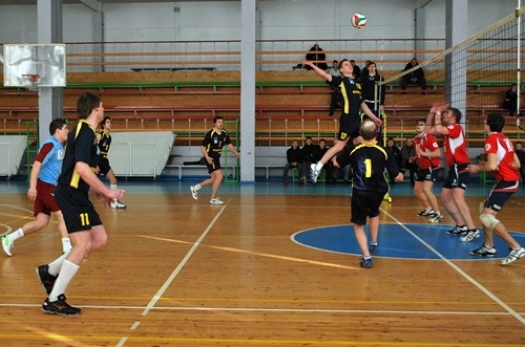 Skaistu spēli savās mājās līdzjutējiem rādīja volejbola klubs «Rundāle-Bauska», kas 6. februārī sporta namā «Mēmele» pārspēja «Kuldīgas NSS» komandu ar 3:2.
«Rundāle-Bauska» turpina cīnīties par astoto vietu Latvijas volejbola 1. līgas...
Autors: Uldis Varnevičs